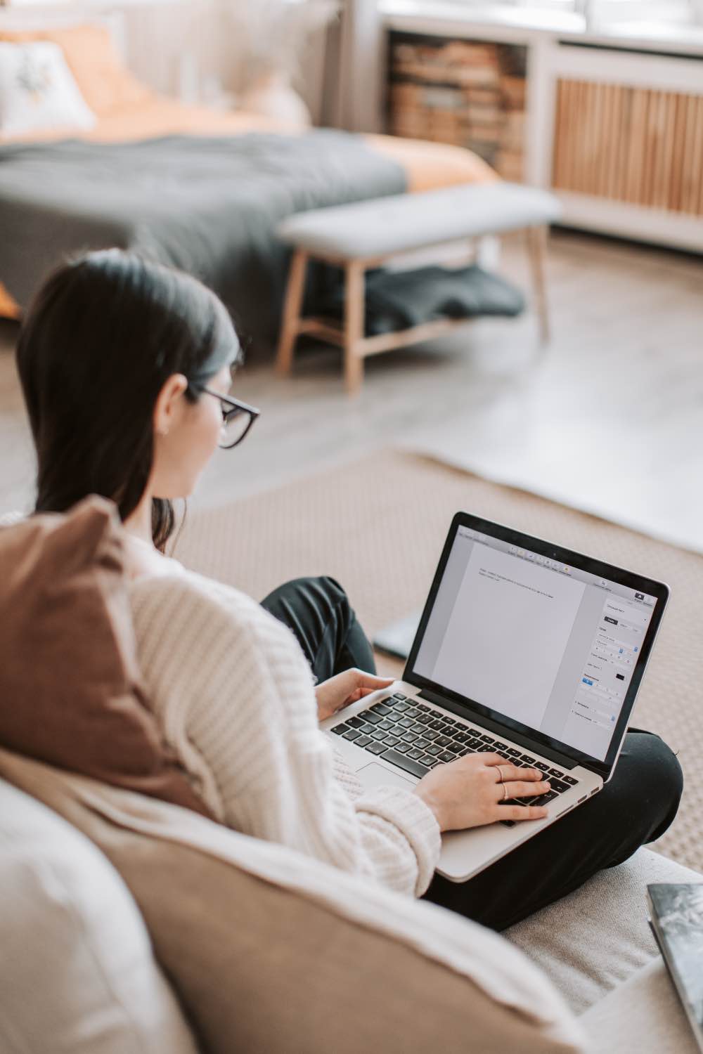 copywriter escribiendo textos persuasivos para web con portátil