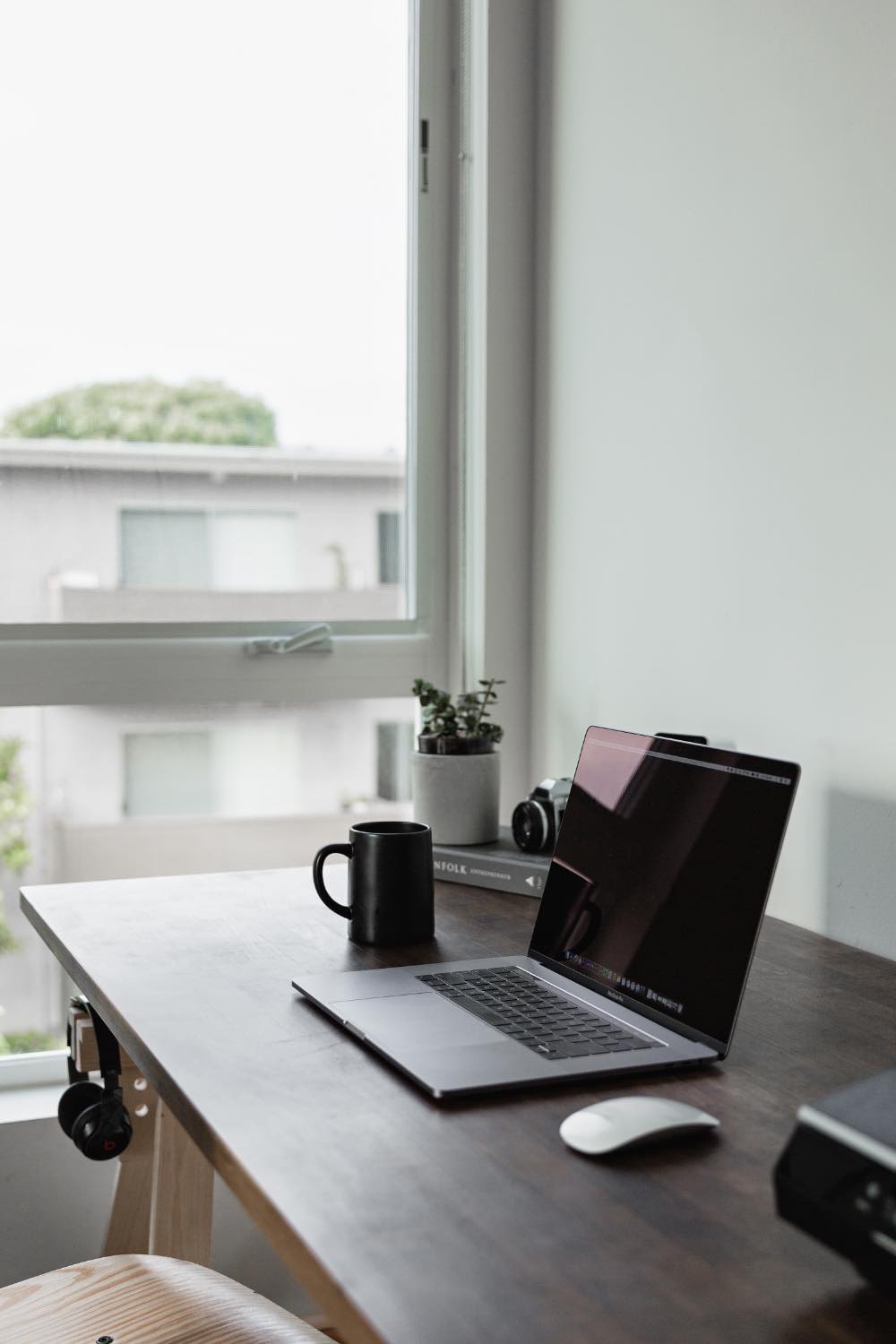 Taza de café con ordenador blog sobre copywriting