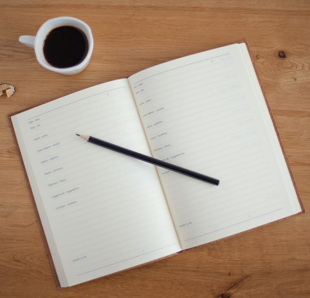 libreta y lápiz profesional del copywriting