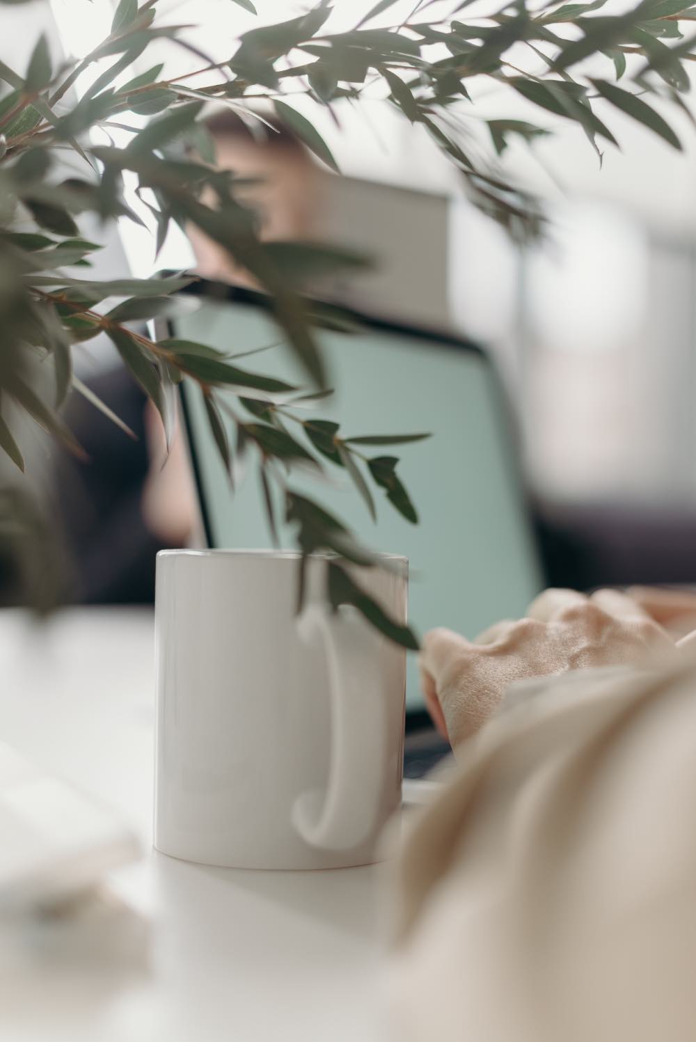 Taza de café con ordenador web sobre copywriting