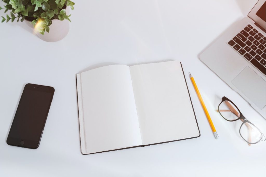 cuaderno y móvil agenda servicios corrección ortográfica