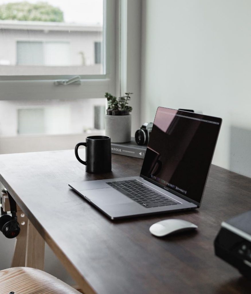 Taza de café con ordenador blog sobre copywriting